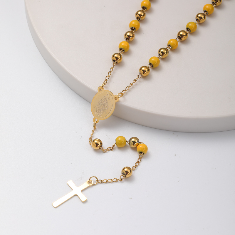 collar de moda de rosario con dijes de maria y colgante cruz y bolita amarillo acero inoxidable