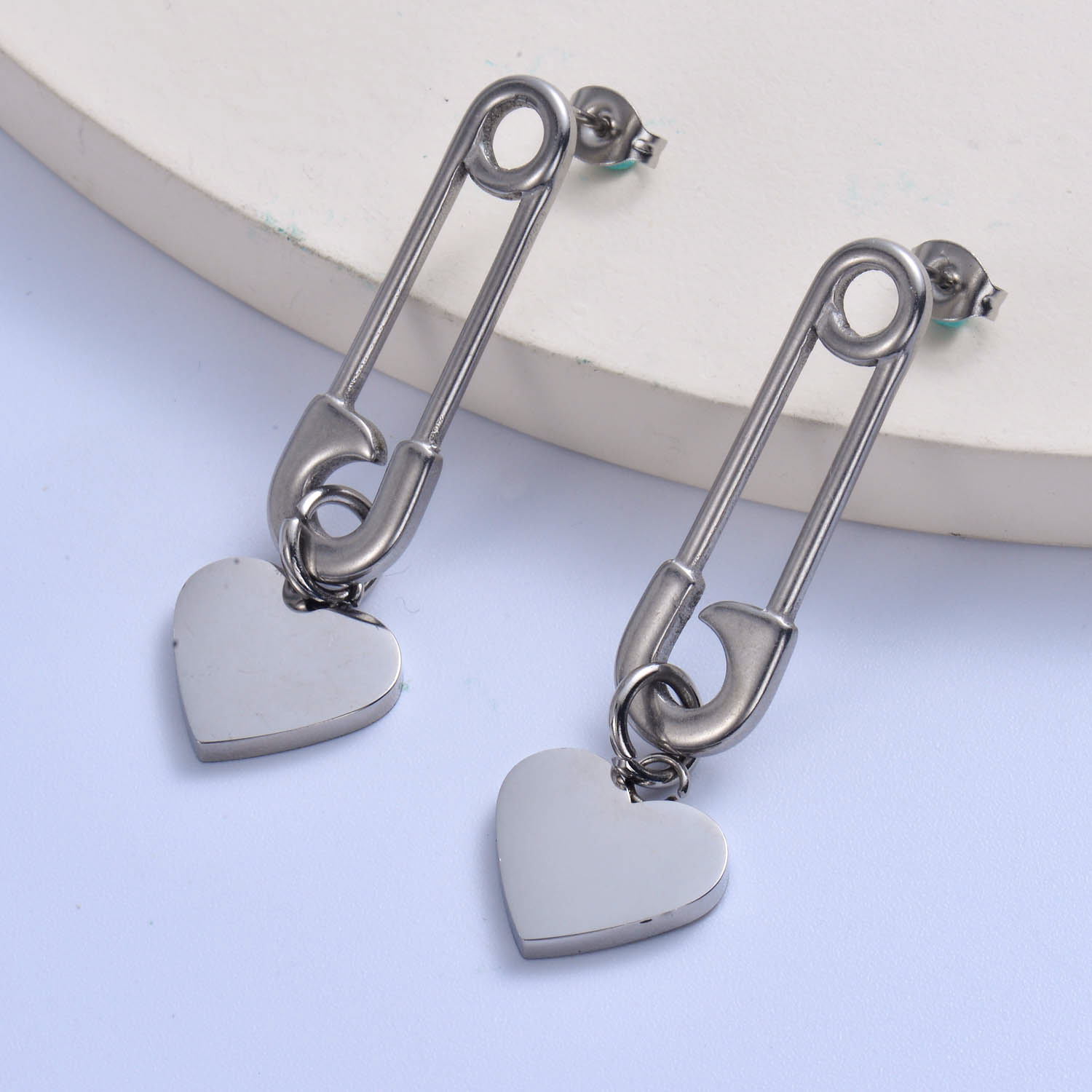 aretes cuelga de acero inoxidable de forma de pins y corazon para mujer