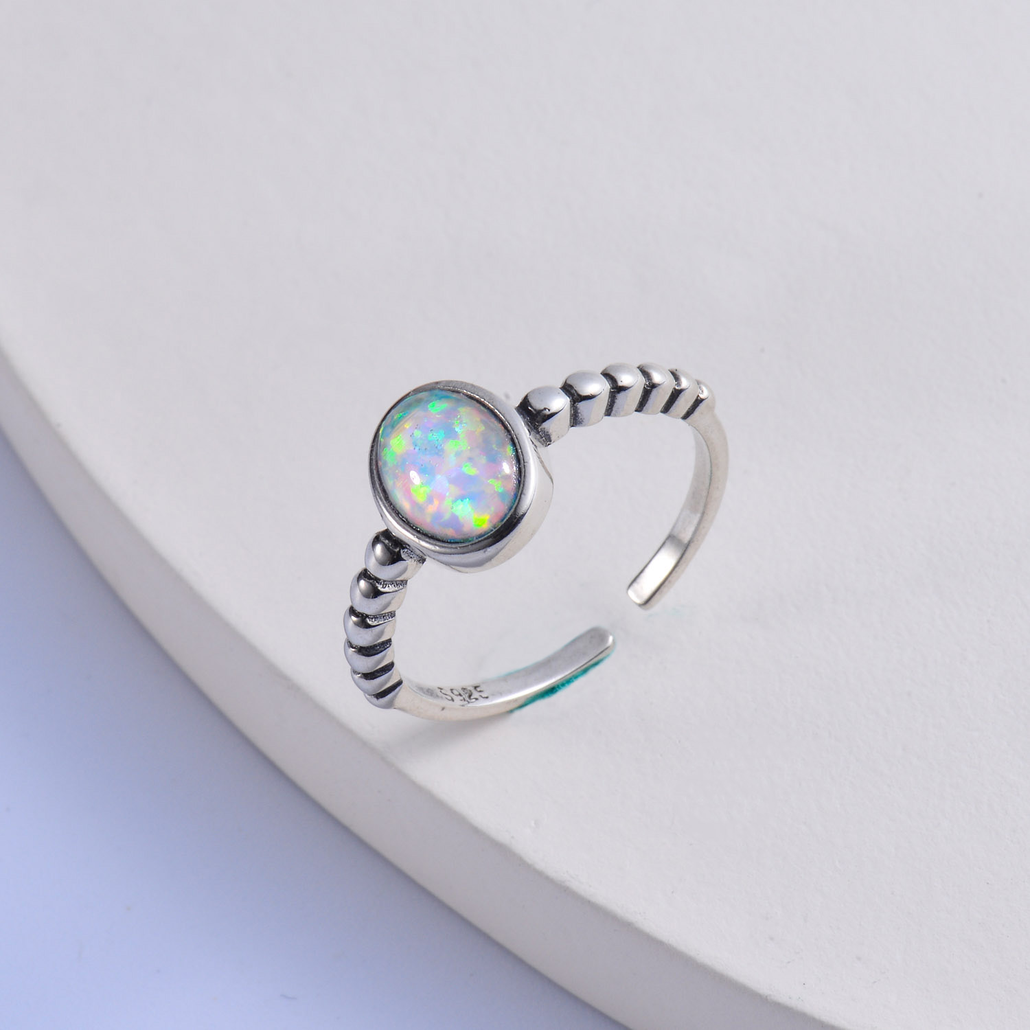 anillo de plata 925 con opalo natural color blanco estilo en moda para mujer