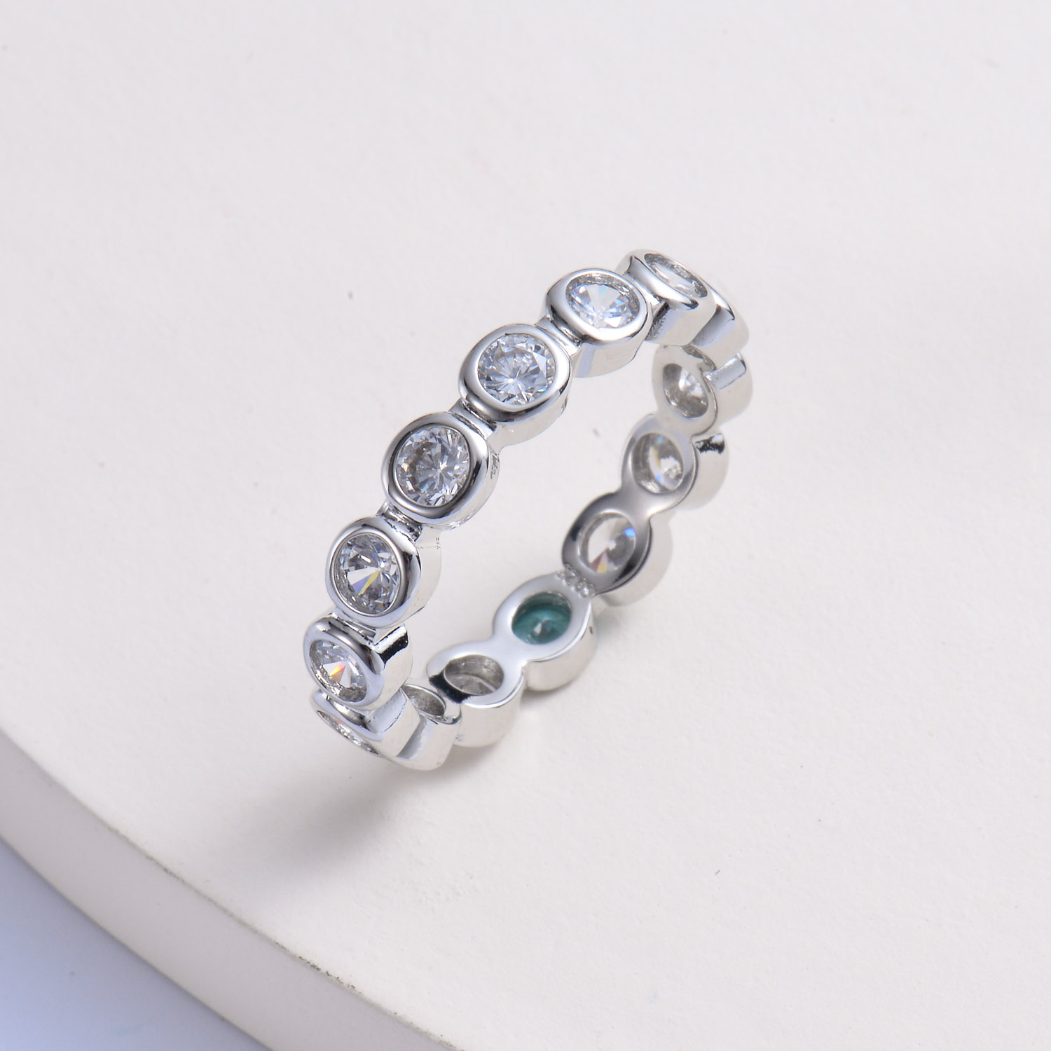 anillo de huggies plateado con cristal para mujer por mayor