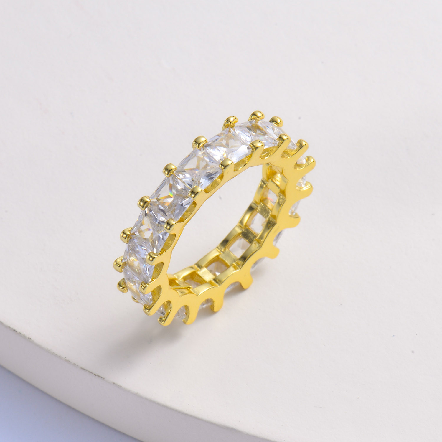 US$ 2.10 - anillo de huggies de oro laminado 18k con cristal para mujer por mayor - Joyas De Acero Por