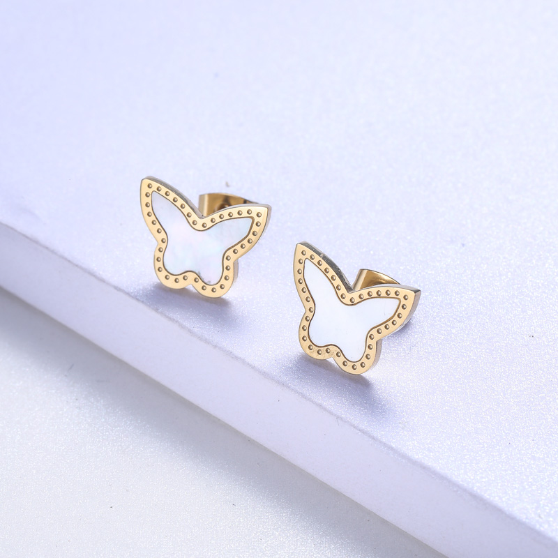 aretes de acero inoxidable doradoo forma de mariposa con concha blanca