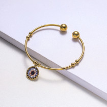 pulsera de acero con ojo de fatima color dorado estilo en moda para mujer