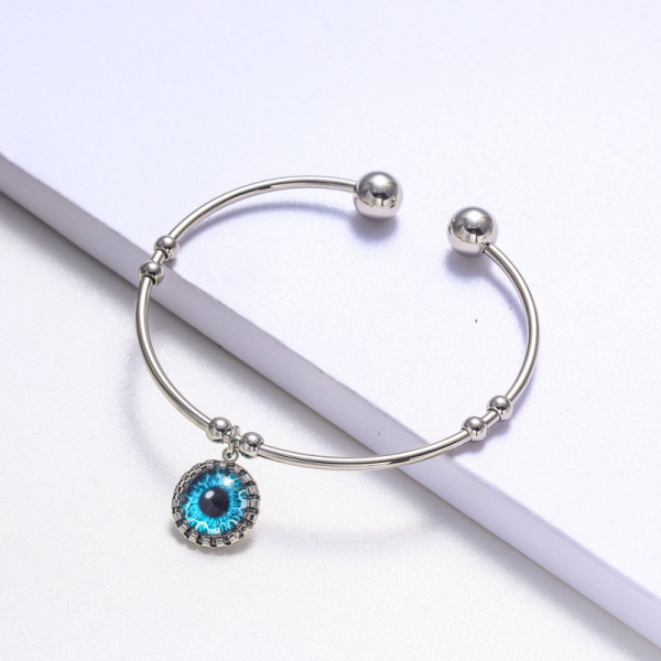 pulsera de acero con ojo de fatima color plateado estilo en moda para mujer