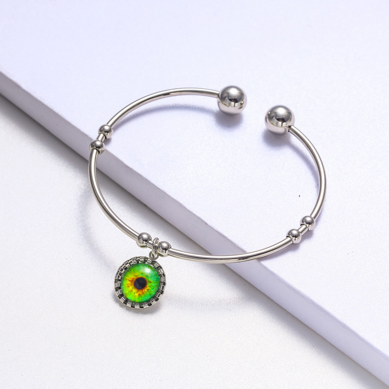 pulsera de acero con ojo de fatima color plateado estilo en moda para mujer