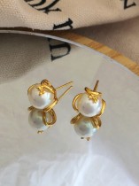 Pendientes de tuerca de oro laminado con nudo de lazo de estilo simple Pendientes de oro laminado con perla chapada en oro