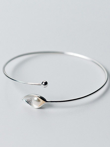 Brazalete en forma de hoja de perla artificial de diseño abierto que combina con todo