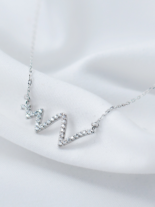 Collar de plata con diamantes de imitación en forma de letra W de alta calidad
