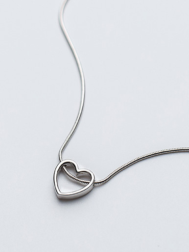 Elegante collar de plata S925 en forma de corazón hueco