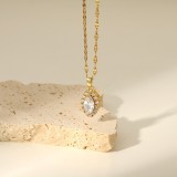 Collar con colgante de circón cúbico blanco con forma de eje de joyería de acero inoxidable chapado en oro de 18 quilates