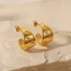Nuevo estilo de acero inoxidable chapado en oro de 18 quilates Pendientes grandes en forma de C de circonio con incrustaciones curvas
