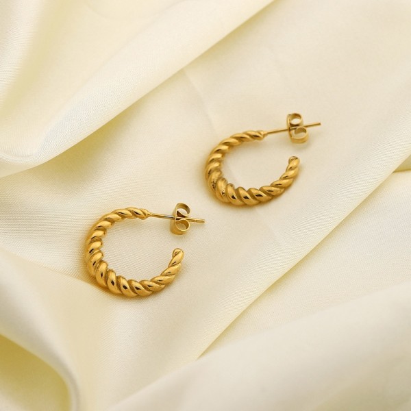 INS Nuevo 18K Chapado en oro Pendientes en forma de C Joyería de acero inoxidable Moda geométrica Acero de titanio Mujeres Pendientes de oro Ornamento