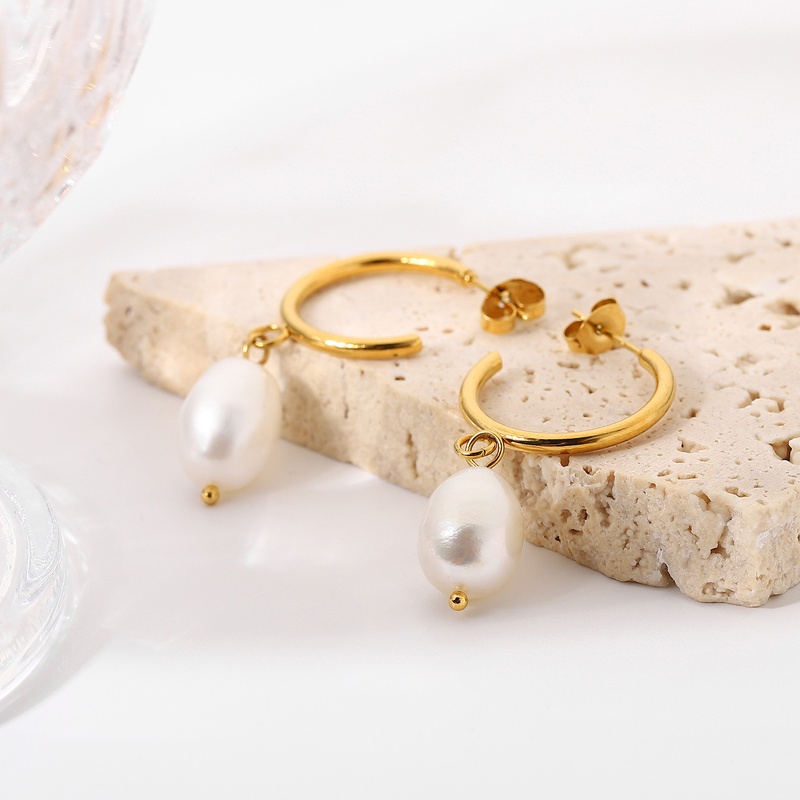 Pendientes europeos y americanos Ins Internet Hot New Pendientes de acero inoxidable chapado en oro de 18 quilates Círculo en forma de C Pendientes de perlas geométricas Joyas para mujer