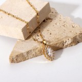 Collar con colgante de circón cúbico blanco con forma de eje de joyería de acero inoxidable chapado en oro de 18 quilates