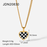 Nuevo collar de cuentas redondas pequeñas Collar de acero inoxidable con colgante de tablero de ajedrez clásico de oro de 18 quilates