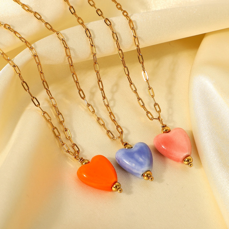 Collar con colgante de corazón de cerámica con cadena cruzada de acero inoxidable y oro de 18 quilates a la moda