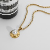 Collar de acero inoxidable chapado en oro con colgante de perla con patrón de neumático redondo a la moda