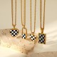 Nuevo collar de cuentas redondas pequeñas Collar de acero inoxidable con colgante de tablero de ajedrez clásico de oro de 18 quilates