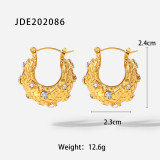 Pendiente de acero inoxidable geométrico entrecruzado con incrustaciones de circonio en forma de U de oro de 18 quilates a la moda