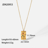 collar de etiqueta cuadrada con patrón de martillo de circonio coloreado de acero inoxidable de 18 quilates retro a la moda
