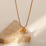 Collar con colgante de cadena plana de oro de 18 quilates de acero de titanio pieza original de concha de moda