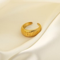 Anillo de acero de titanio con patrón de neumático de moda