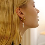 Pendientes Ins europeos y americanos usados ​​por celebridades en línea 18K chapado en oro asimétrico natural de agua dulce colgante de perlas pendientes de anillo de oreja joyería