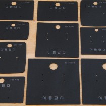 Tarjetas de aretes en stock Empaque de adornos al por mayor 700G Espárragos de oreja en blanco negro Impresión de cartón Logotipo de etiqueta de joyería