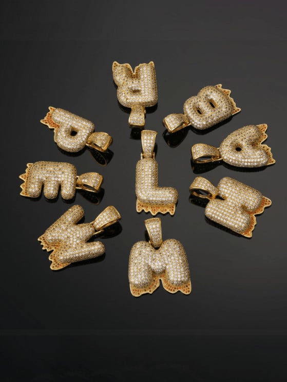 Colgante de oro laminado con circonita cúbica y letra vintage