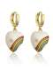 Lindo arete Huggie con corazón de esmalte de oro laminado