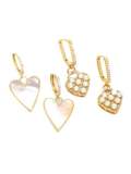 Arete Huggie vintage con corazón de concha de oro laminado