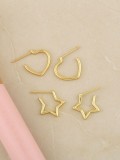 Arete minimalista de oro laminado con corazón liso