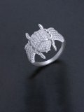 Anillo de lujo con insecto y circonita cúbica de oro laminado