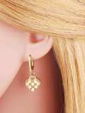 Arete Huggie vintage con corazón de concha de oro laminado