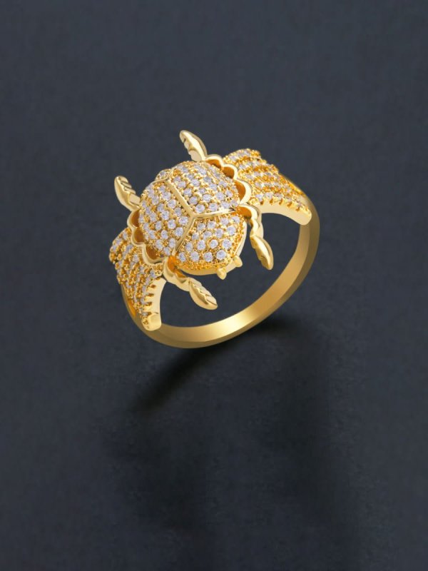 Anillo de lujo con insecto y circonita cúbica de oro laminado