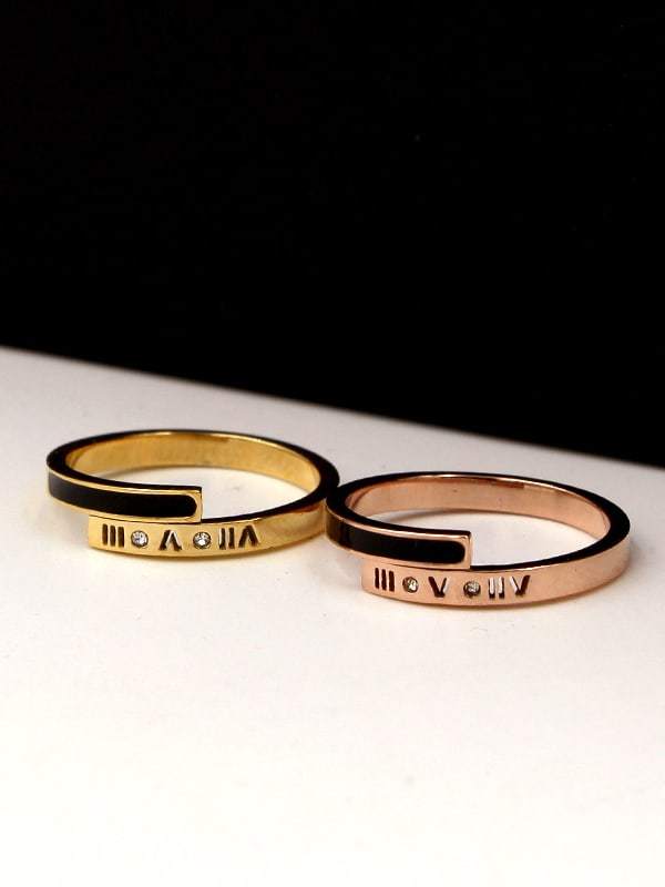 Anillo de banda delicada con número de esmalte de titanio