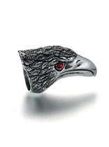 Exquisito anillo de titanio con diamantes de imitación rojos en forma de águila