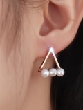 Aretes de perlas artificiales en forma de triángulo hueco que combinan con todo