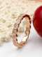 Anillo de banda delicada de titanio con circonita cúbica