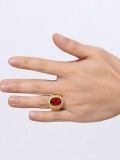Exquisito anillo de titanio con diamantes de imitación rojos chapados en oro