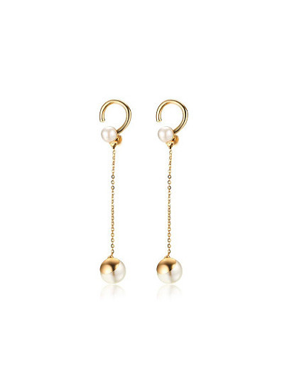 Elegantes aretes colgantes de perlas artificiales en forma redonda chapados en oro