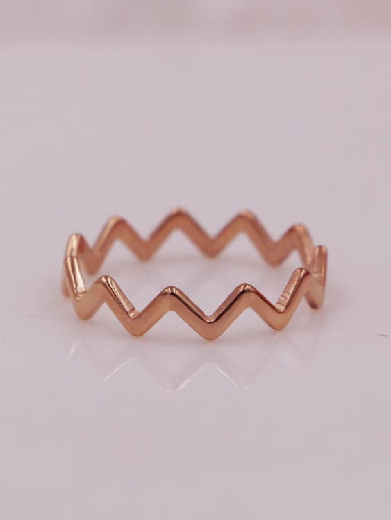 Anillo de banda minimalista con geometría de titanio