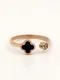 Anillo de banda delicada con trébol de titanio y circonita cúbica