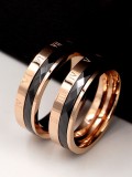 Anillo de banda minimalista con número de titanio