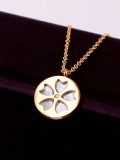 Collar delicado de flor de concha de titanio