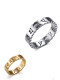 Anillo de banda minimalista con letra de acero inoxidable