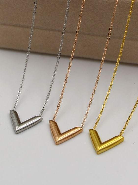 Collar minimalista con letra de titanio