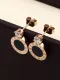 Aretes delicados con número de diamantes de imitación y titanio