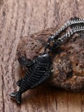 Precioso colgante de titanio con forma de pez chapado en pistola negra