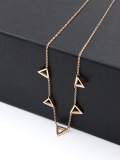 Collar minimalista de triángulo hueco de titanio